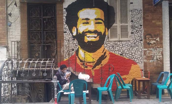 Mural atau lukisan di dinding di salah satu kafe tradisional di Kairo, tentang idola baru mereka, Mohammed Salah. (foto:MEE/mohamed ismail)