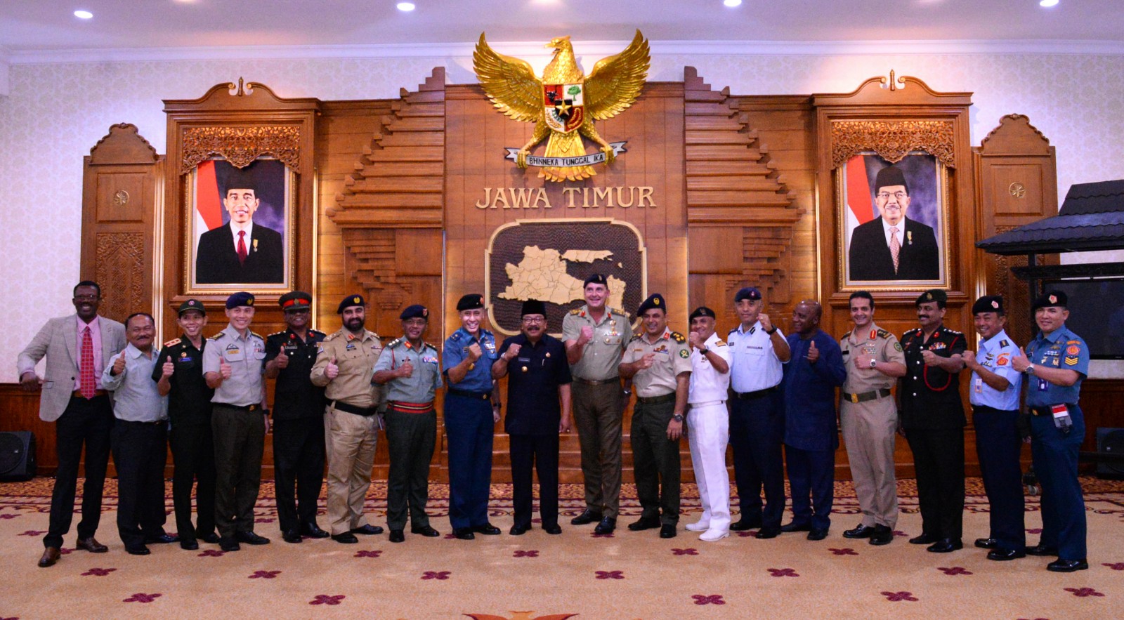 Gubernur Jatim saat menerima calon peserta Program Pendidikan Reguler (PPR) Angkatan 57 dan 58 Lemhanas RI dari 12 negara sahabat di Gedung Negara Grahadi Surabaya, Senin 12 Februari 2018.