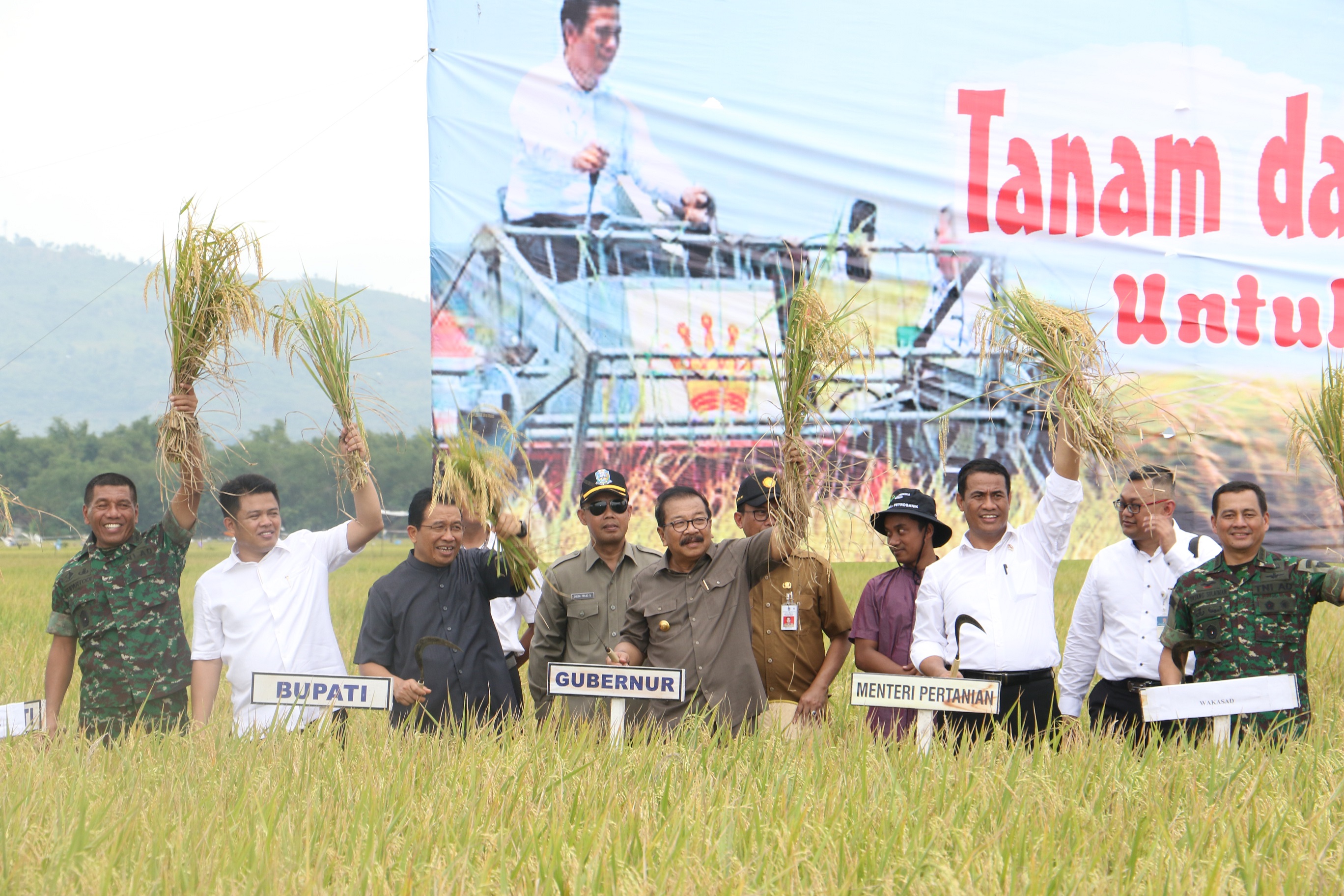 Gubernur Jawa Timur Mendampingi Menteri Pertatanian RI Melakukan Panen Raya di Desa Gandong Arum Cek Kanor Kab. Bojonegoro, 22 Januari 2018. 