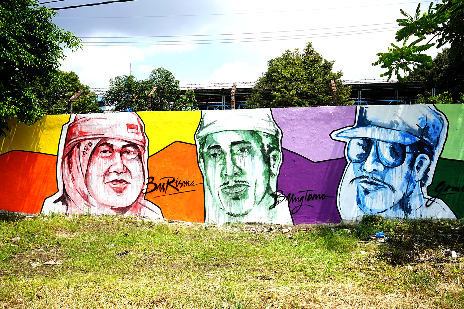  Pemerintah Kota (Pemkot) Surabaya mencoba mempercantik stren kali yang berada di kawasan jagir wonokromo melalui sentuhan mural. (Foto: frd/ngopibareng.id)