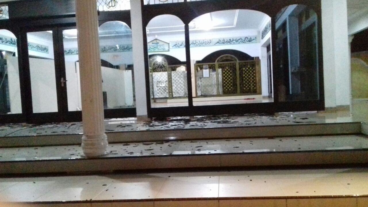 Kaca Masjid Baiturrohim di Kelurahan Kingking, Tuban pecah hancur berantakan dirusak orang tak dikenal. (Foto: WhatsApp)