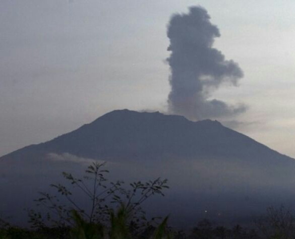 Ilustrasi lontaran material vulkanik Gunung Agung. (Foto: Antara) 
