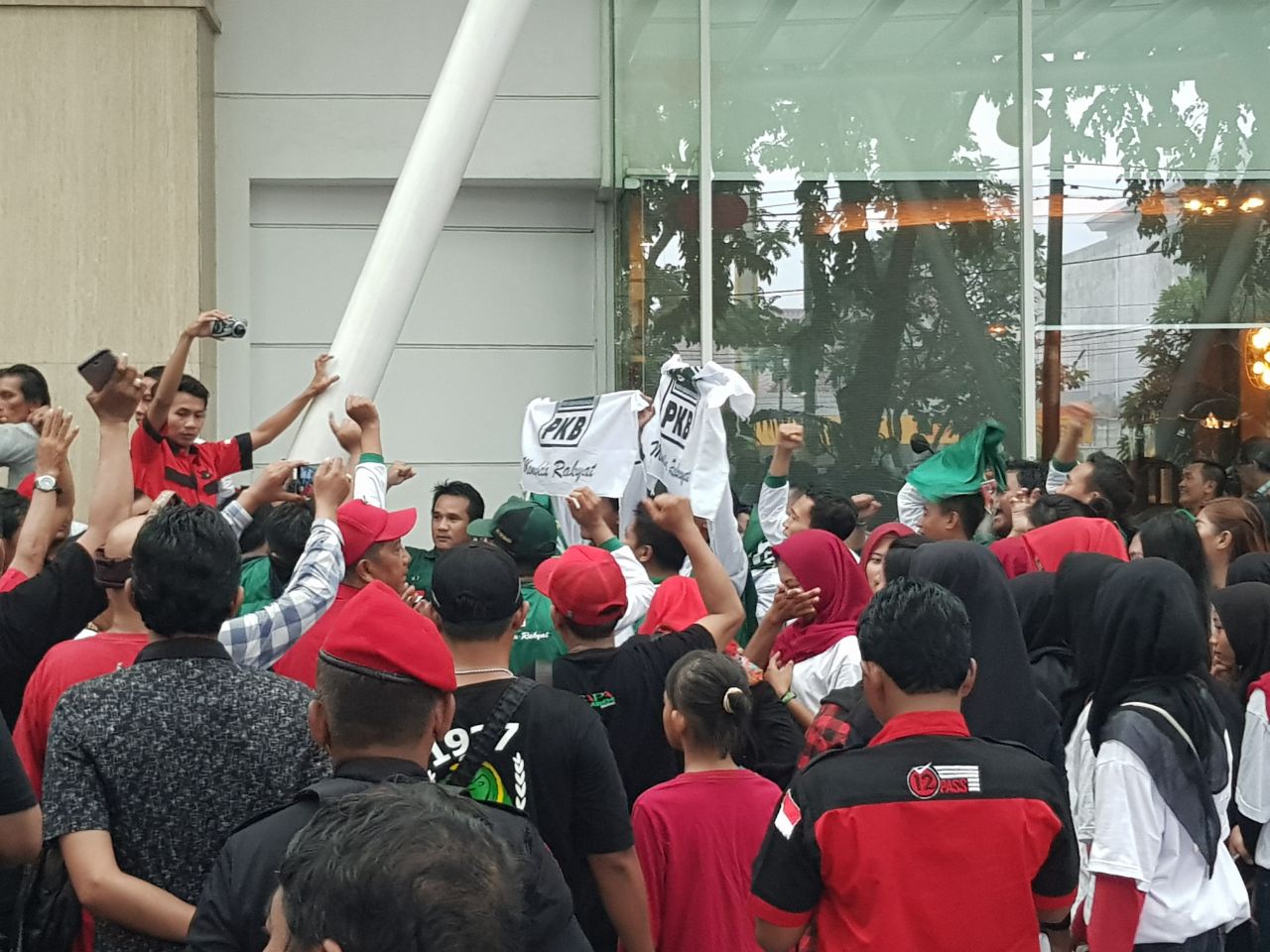 Massa pendukung Gus Ipul-Puti meneriakkan yel-yel di depan hotel mercure.(Foto : istimewa)