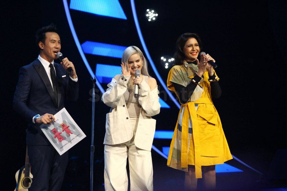 Anne Marie bersama kedua host indonesian idol 2018. (sindonews.com)