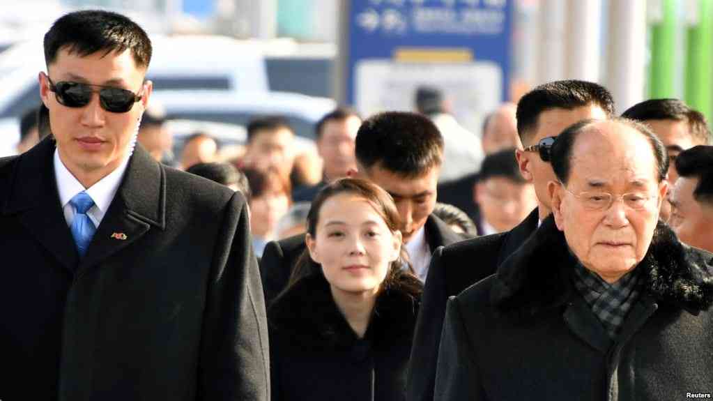 Delegasi Korea Utara yang dipimpin oleh Kim Yo-jong, adik perempuan pemimpin Korut Kim Jong-un bersama Pimpinan Presidium Majelis Rakyat Tertinggi Kim Yong-nam meninggalkan Bandara Internasional Incheon di Korea Selatan untuk menghadiri Olimpiade Musim Dingin di Pyeongchang, Incheon, 9 Februari 2018. (foto: VOAIndo)