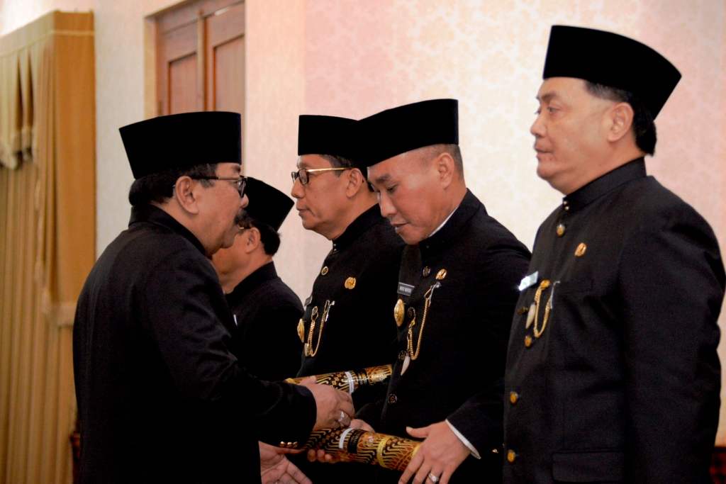 Soekarwo mengukuhkan empat penjabat sementara (Pjs) bupati/walikota di Gedung Negara Grahadi Surabaya, Rabu, 14 Februari 2018.