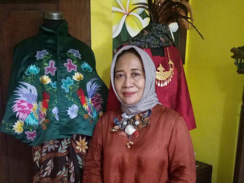 Putu Sulistiana, pemilik toko Batik Dewi Saraswati. (ngopibareng.id)