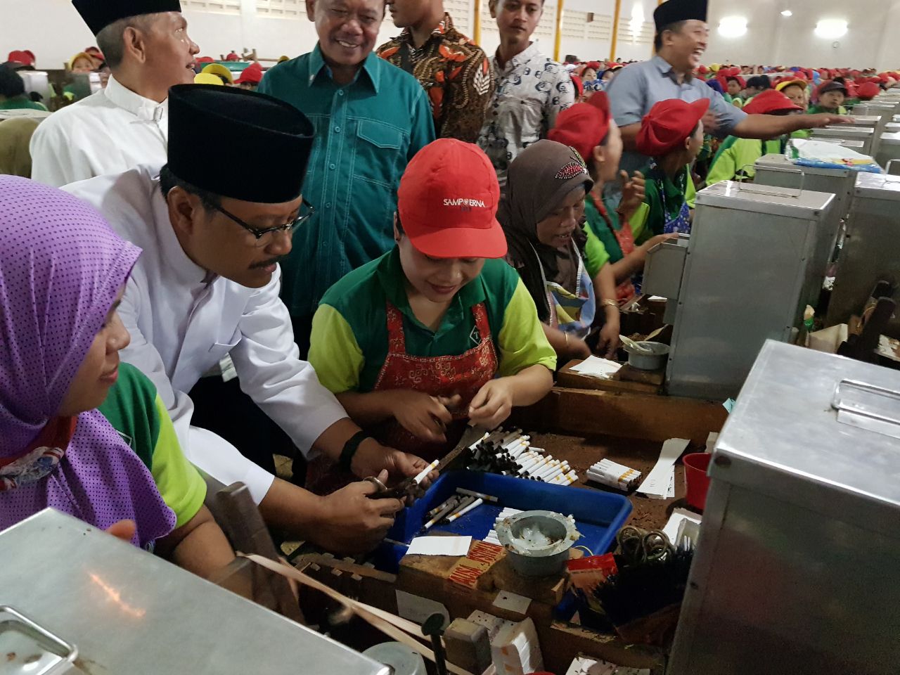 Calon Gubernur Jatim nomor urut 2, Saifullah Yusuf berada di tengah para buruh rokok di Malang. (Foto : Istimewa)