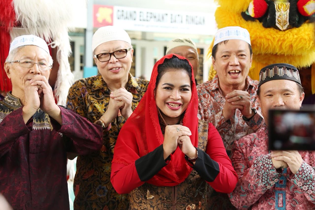 Puti Guntur Soekarno bersama beberapa warga muslim Tionghoa. (Foto : istimewa)