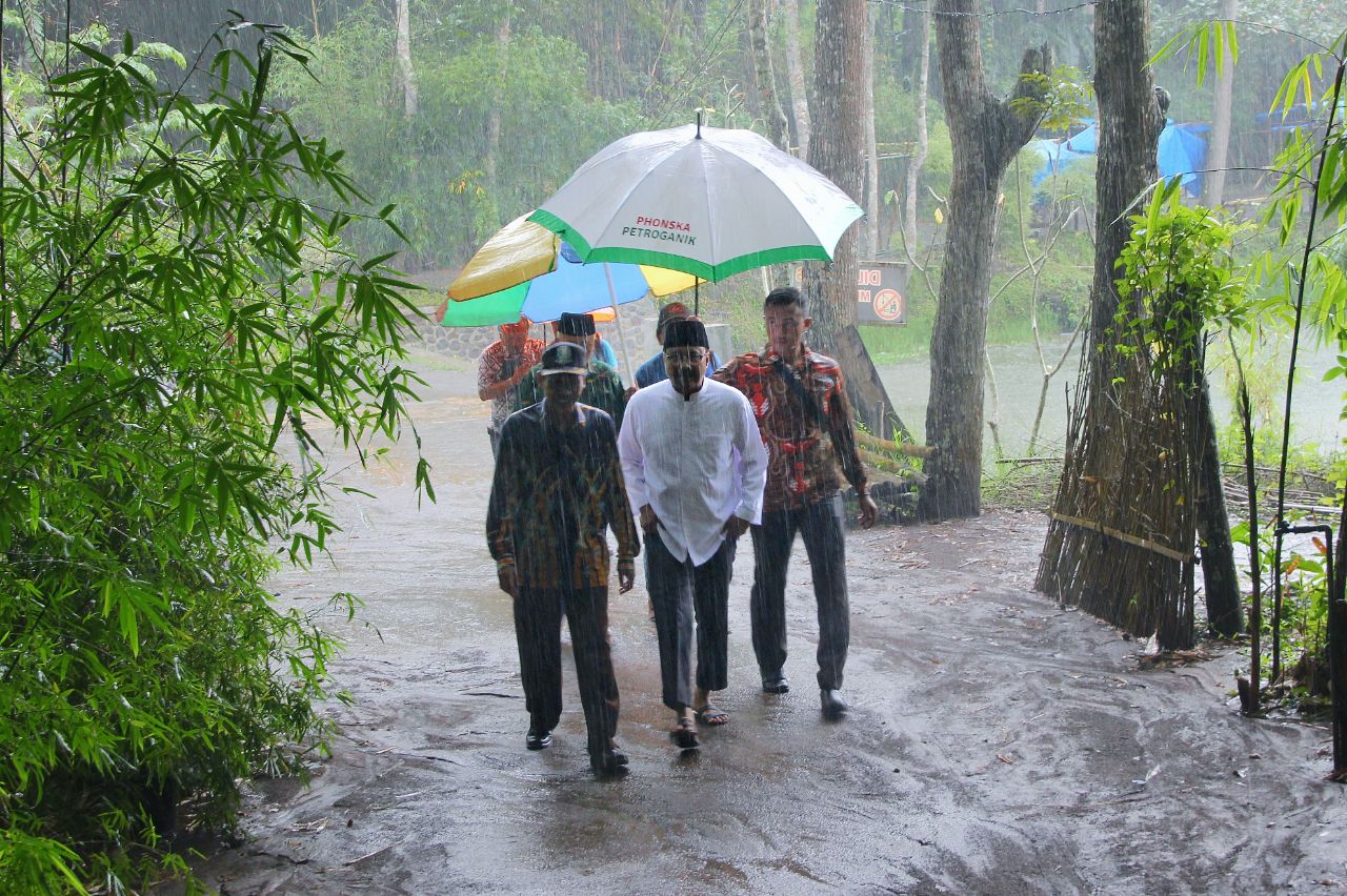 Cagub Jatim Saifullah Yusuf ketika menuju sentra wisata bambu di Malang. (Foto : istimewa)