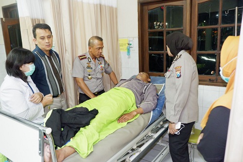 Komisaris Besar Polisi Rudi Setiawan, saat elihat kondisi seorang petugas Polisi Lalu Lintas, Bripka Yulianto Jumat 16 Februari 2018.