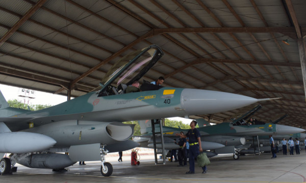 Penerbang pesawat tempur Amerika Serikat berada di cockpit pesawat F-16 di Shelter Skadron Udara 3 sesaat setelah mendarat di Lanud Iswahjudi, Magetan, Jawa Timur, Selasa 12 Desember 2017. (Foto: Antara)