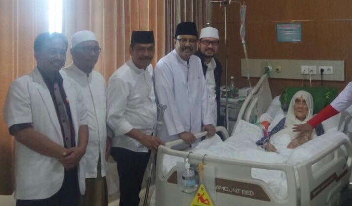 Ditemani beberapa putra dan putri KH Abdullah Faqih, Gus Ipul tiba di Rumah Sakit, Jumat, 16 Februari 2018, dan langsung naik ke lantai 4 menuju ke ruang perawatan Nyai Hunainah. (Foto: ngopibareng.id)