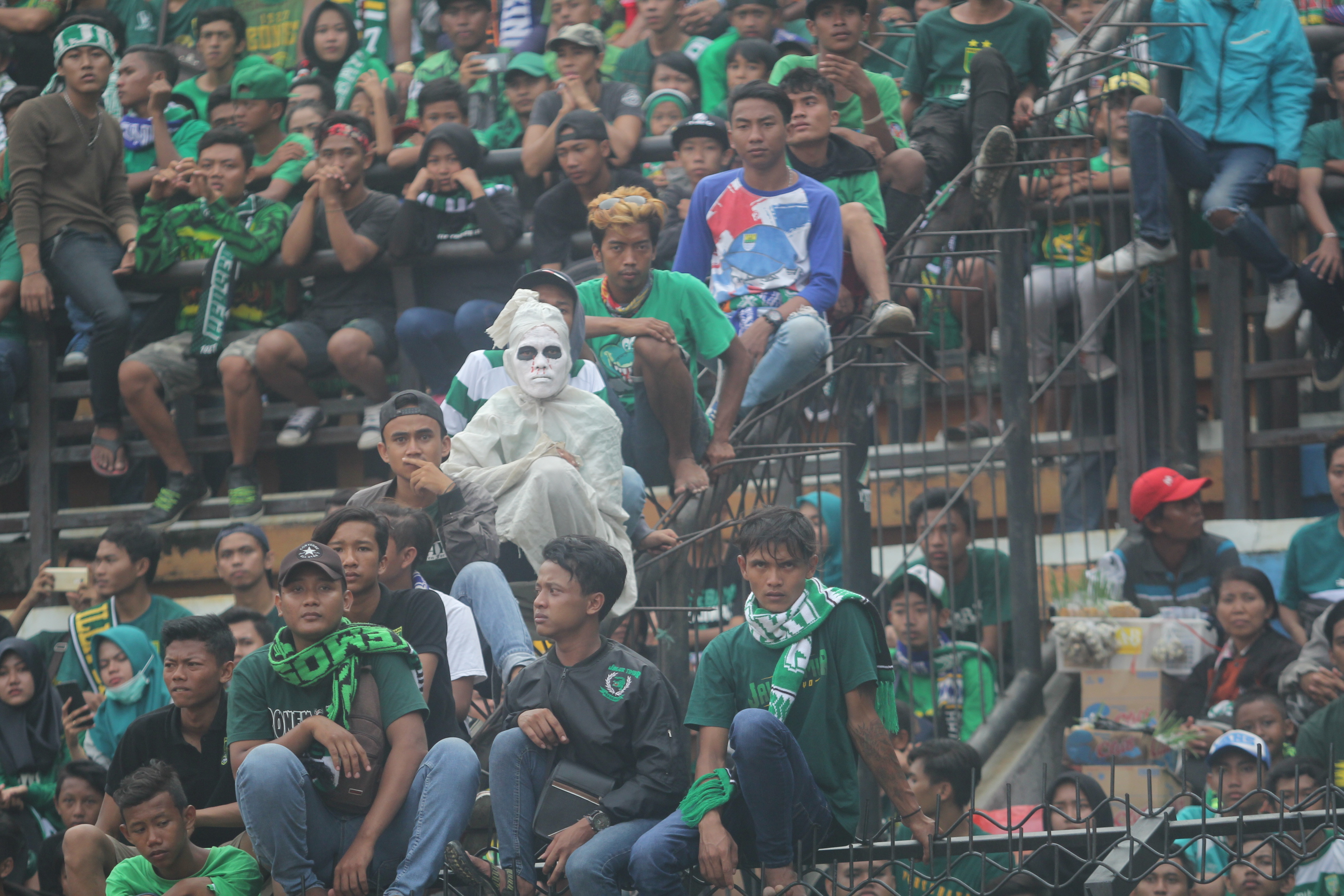 Bonek saat menyaksikan laga Persebaya vs Madura United di Stadion Gelora Bung Tomo, Suirabaya. foto;ngopibareng.id/dok