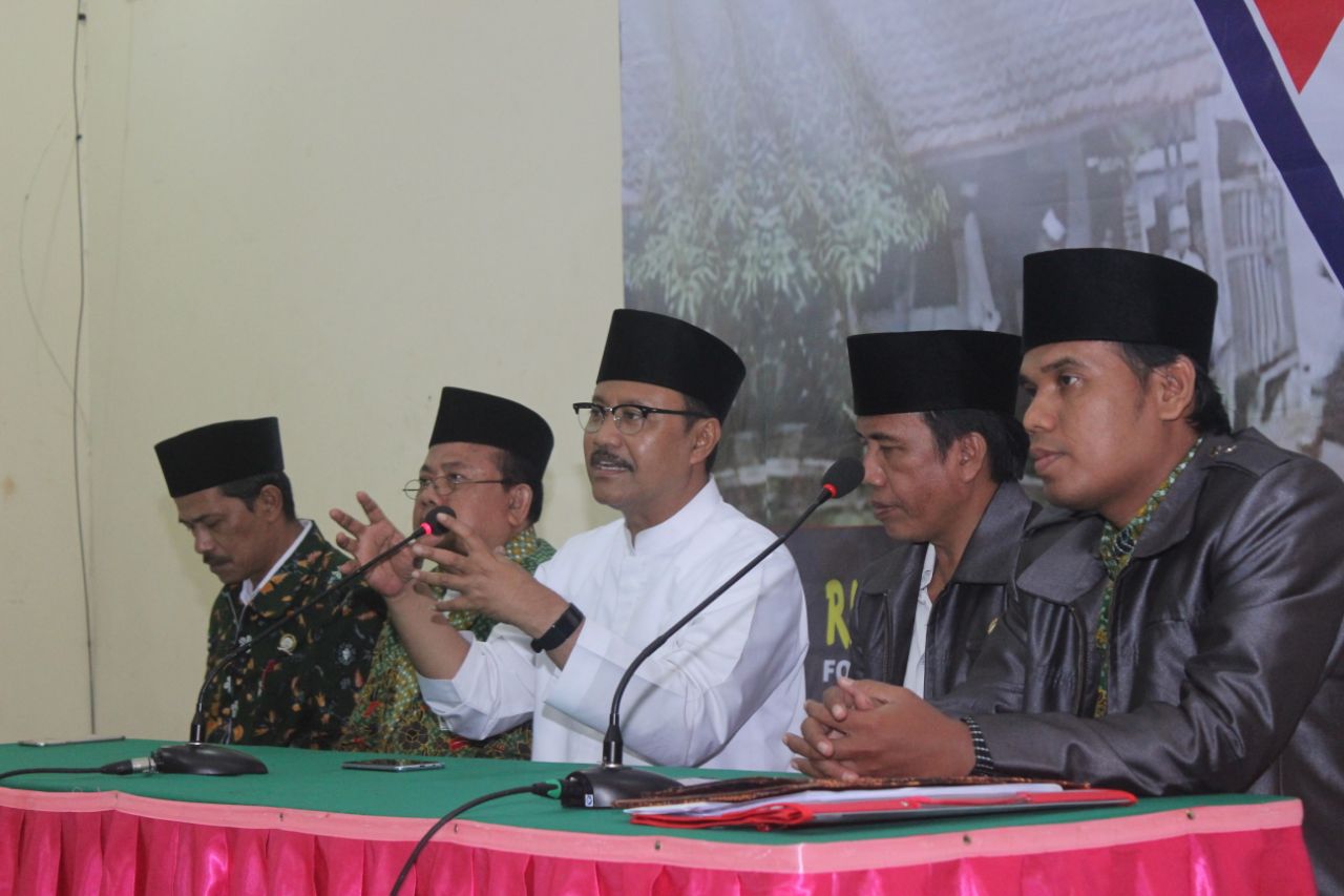 Cagub Jatim Saifullah Yusuf bersama para guru Madin. (Foto : Istimewa)