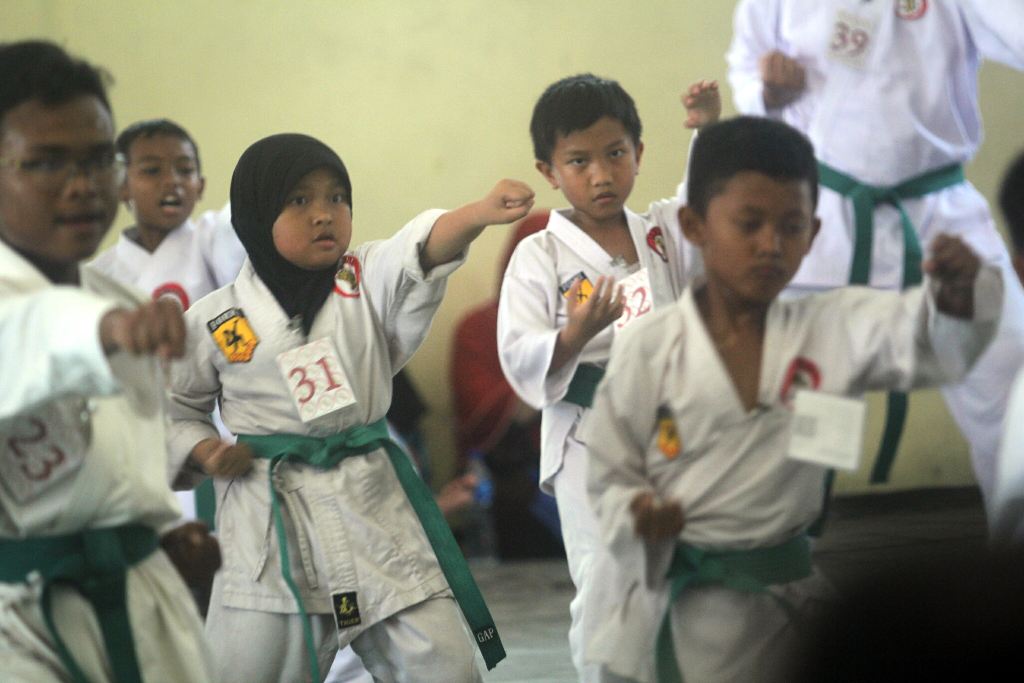 Para karateka cilik mengikuti ujian kenaikan tingkat yang digelar Lemkari Sidoarjo, Minggu, 18 Februari 2018. foto:ngopibareng.id/tom