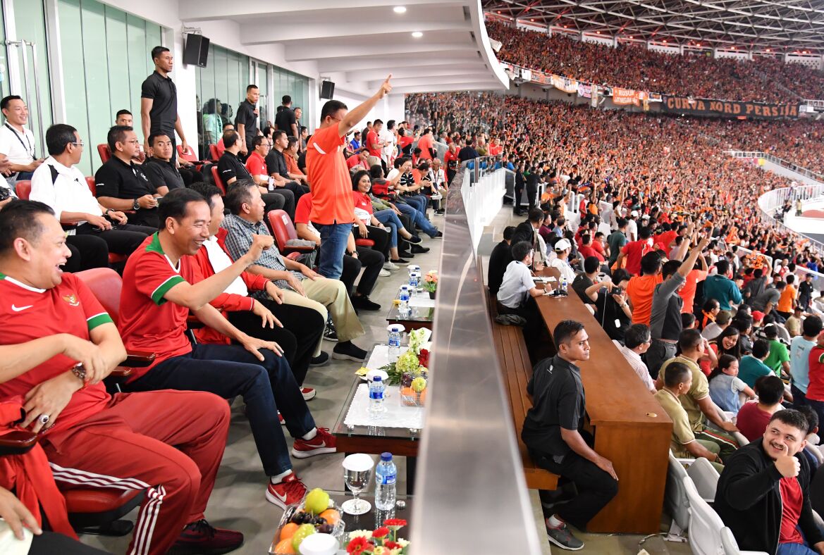Presiden Jokowi saat menghadiri final Piala Presiden 2018 di Stadion Utama Gelora Bung Karno, Jakarta. (foto: Biro Setpres)