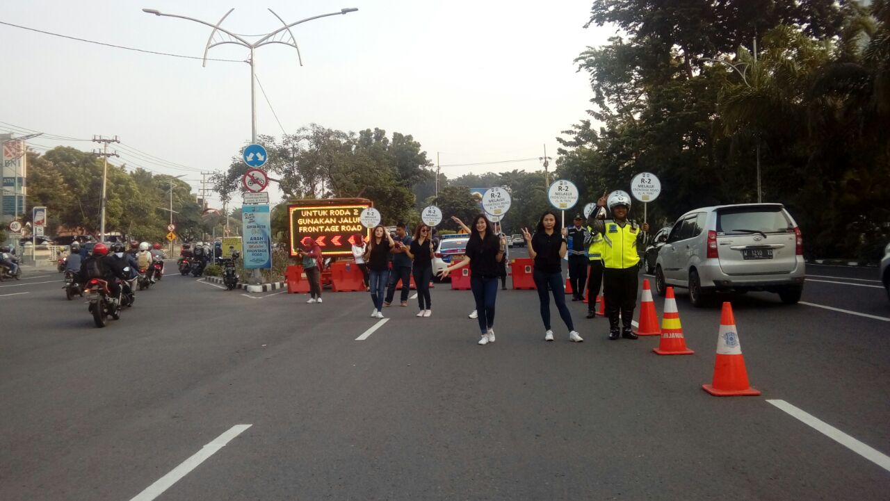Polrestabes Surabaya sosialisasi pengendara R2 bersama Telkomsel dan SPG di Jalan A. Yani, Senin 19 Februari 2018. (foto: hrs/ngopibareng)