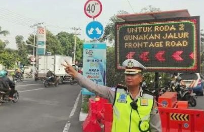 Kasat Lantas Polrestabes Surabaya, AKBP Eva Guna Pandia saat memberikan himbauan kepada R2 untuk masuk ke frontage road A. Yani. (foto: Istimewa)