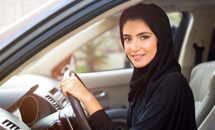 Seorang perempuan Arab Saudi sedang mengemudikan mobil di jalanan di ibukota Riyadh. (foto:thetimes.co.uk)