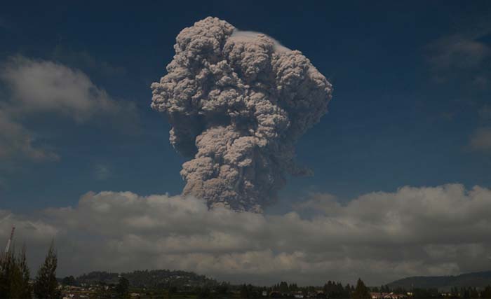 Erupsi besar Gunung Sinabung di Sumatera Utara yang terjadi hari ini, Senin 19 Februari 2018. (foto: maz yons/antara)