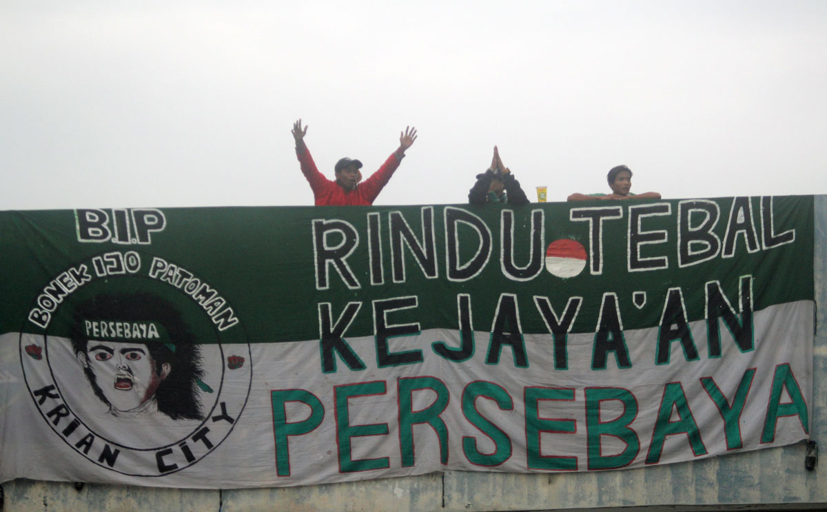 Pendukung Persebaya, Bonek saat membentang spanduk di Stadion Manahan Solo. foto;ngopibareng.id/tom 