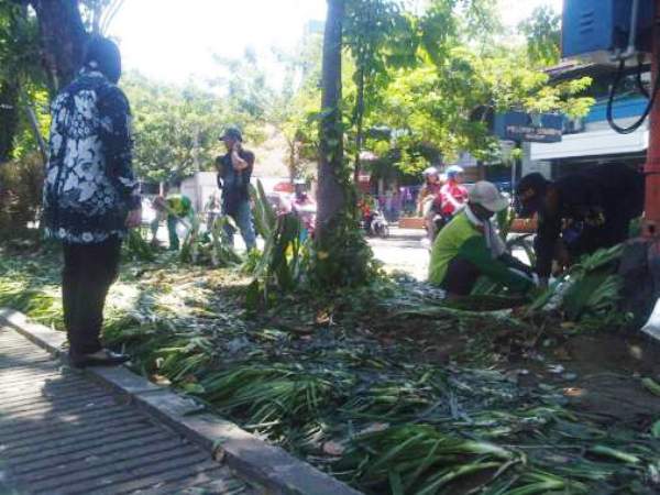 ilustrasi Taman Bungkul yang rusak parah karena diinjak-injak warga Surabaya beberapa waktu lalu. (Foto: Dokumentasi)