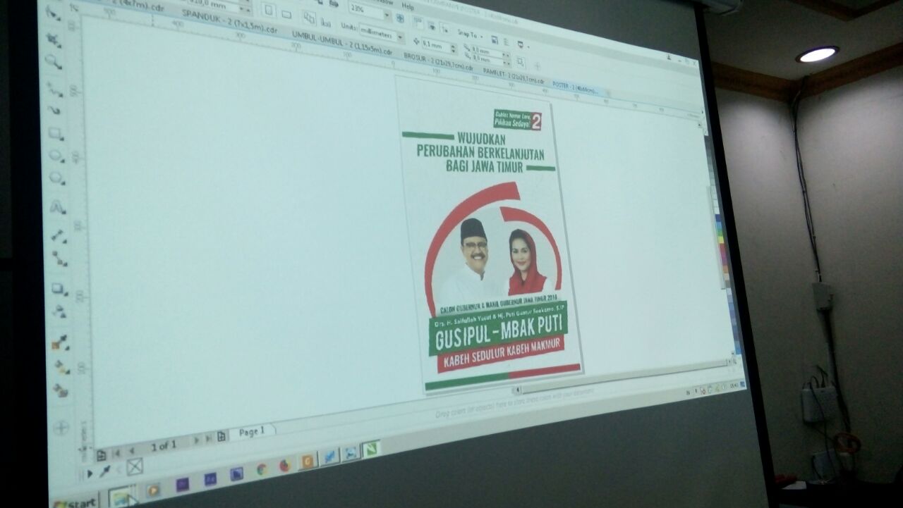 Penyamapian desain alat peraga kampanye oleh tim paslon nomor urut 2, Saifullah Yusuf - Puti Guntur Soekarno (Gus Ipul - Mbak Puti). (Foto: farid/ ngopibareng.id)