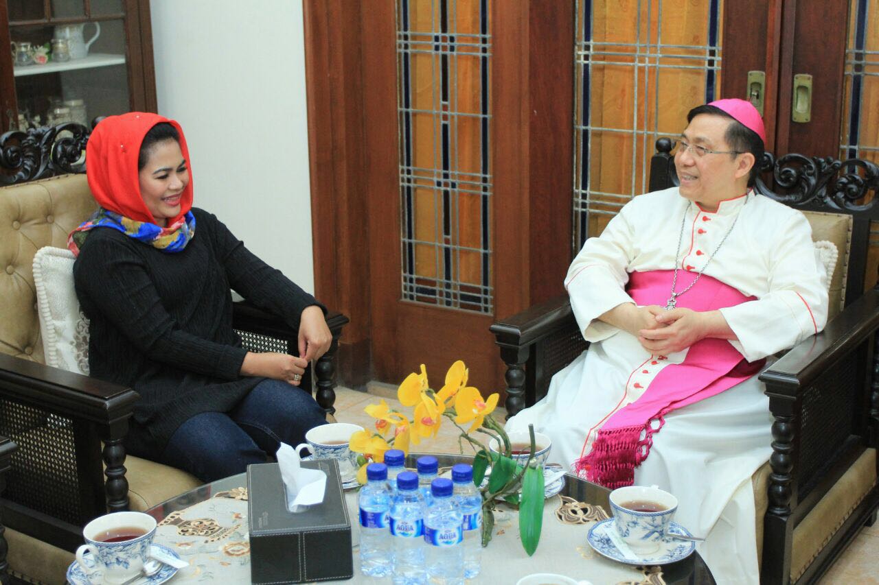 Puti dan Uskup Henricus Pidyarto, Selasa, 20 Februari 2018, di Kantor Keuskupan Malang.