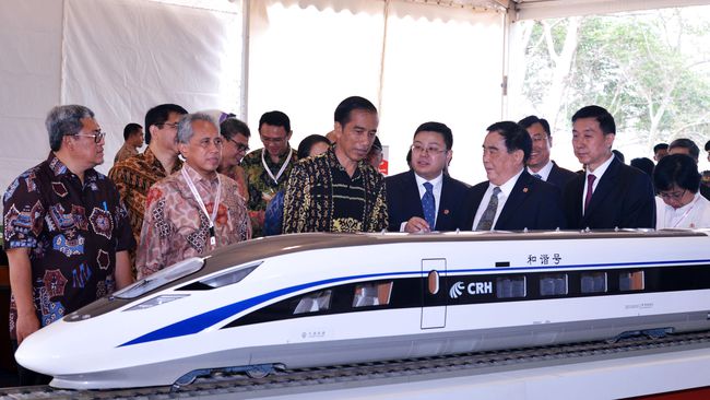 Presiden Joko Widodo saat meresmikan  pembangunan megaproyek kereta api cepat Jakarta-Bandung, 21 Januari 2016 lalu, di Cikalong Wetan, Kabupaten Bandung Barat, Jawa Barat. (foto: cnnindonesia)