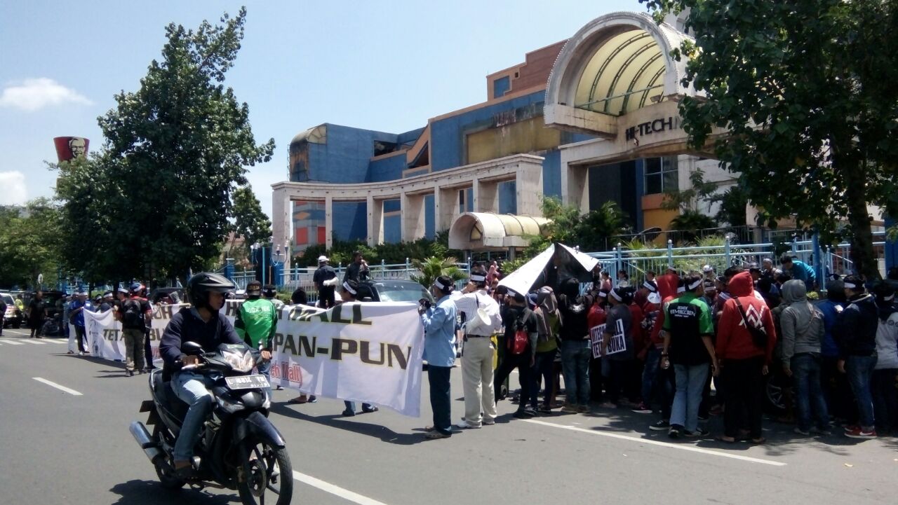 Ratusan pedagang Hi Tech Mall menggelar aksi unjuk rasa, di jalan Kusuma Bangsa Surabaya yang dulu populer dengan sebutan THR, pada Selasa, 20 Februiari 2018. (Foto: Farid/ngopibareng.id)