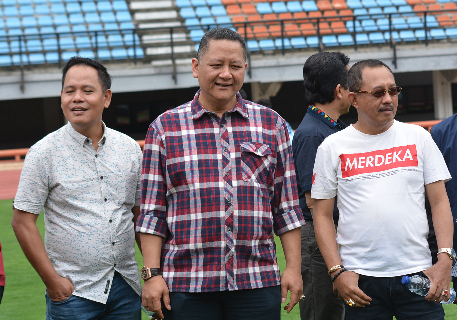 Wakil Wali Kota Surabaya, Wisnu Sakti Buana (tengah) bersama DPRD Kota Surabaya. (foto: hrs/ngopibareng)