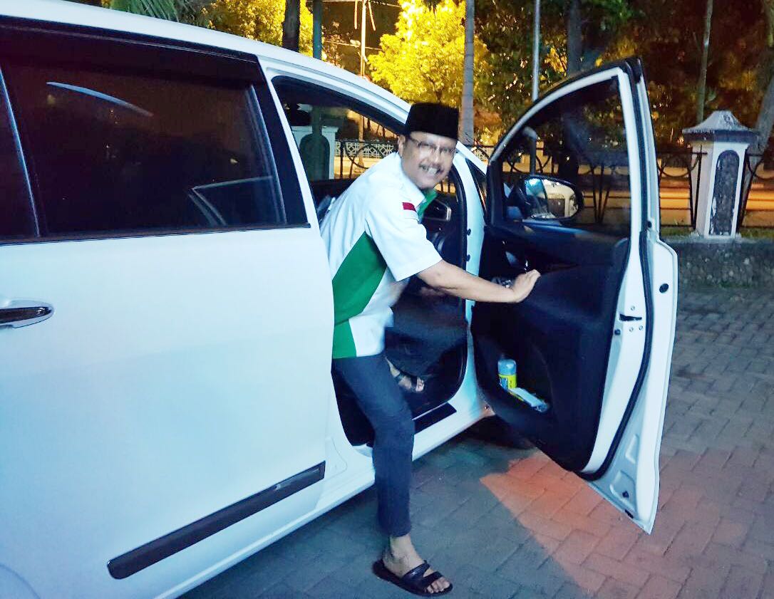 Cagub Jatim Saifullah Yusuf nyetir mobil sendiri. (Foto : istimewa)