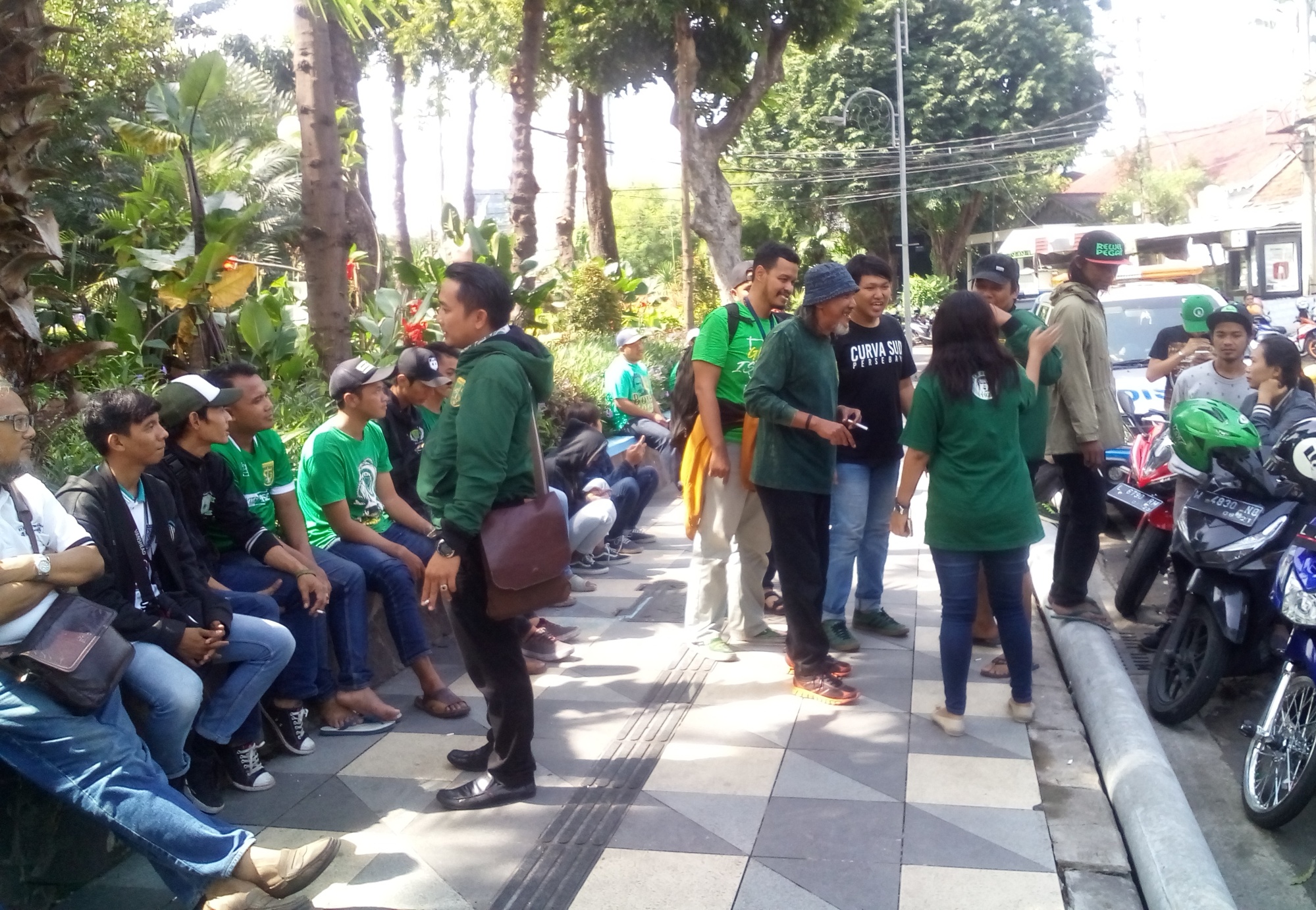 Bonek Mania saat berkumpul di Taman Apsari untuk persiapan berangkat ke Pengadilan Negeri Surabaya, pada 22 Februari 2018. (foto: hrs/ngopibareng)