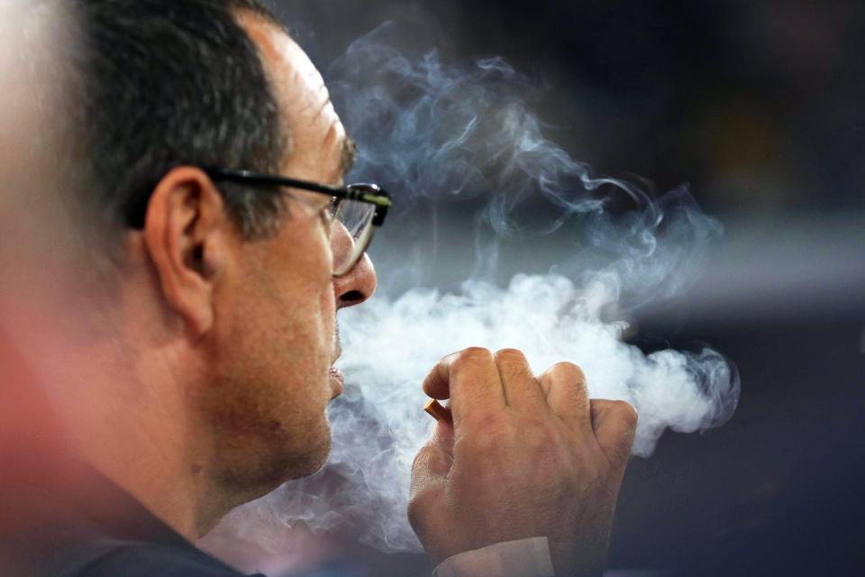 Pelatih Napoli, Maurizio Sarri dikenal sebagai perokok berat. foto;EPA 