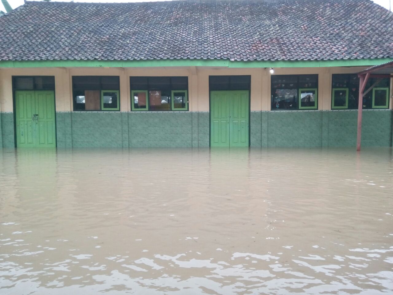 Sejumlah sekolah terendam air akibat banjir bandang di Bojonegoro yang terjadi pagi tadi, Kamis, 22 Februari 2018. (Foto: Istimewa)