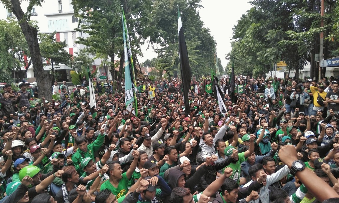 Bonek Mania saat berada di depan Pengadilan Negeri Surabaya, Kamis 22 Februari 2018. 