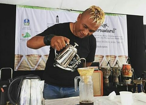 Malang Sejuta Kopi, Mas Budi yang sedang brewing kopi ini adalah salah satu foundernya. foto:istimewa