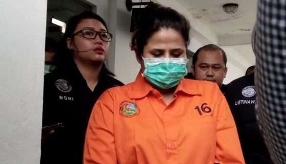 Pihak kepolisian akan memeriksa biduan yang populer dengan julukan ratu dangdut, Elvy Sukaesih, pekan depan untuk kasus sabu yang menjerat anak-anaknya.