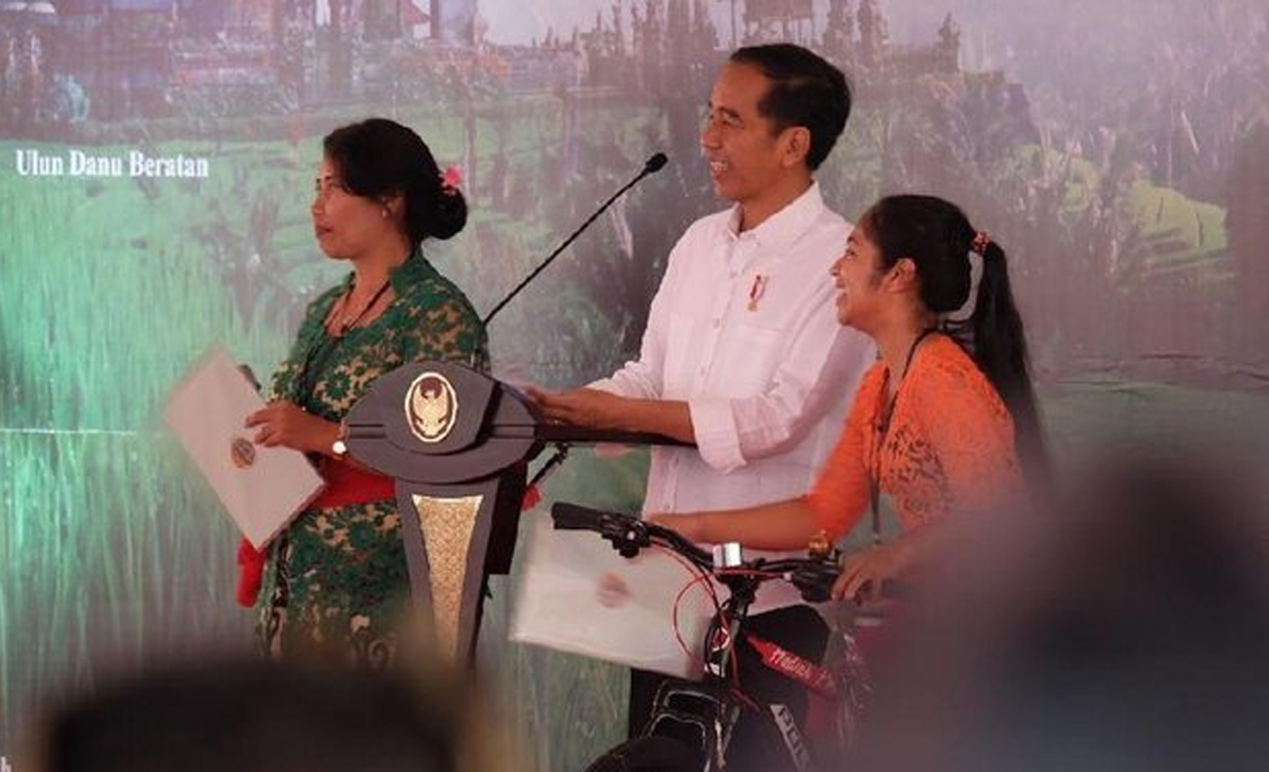 Presiden Joko Widodo saat menyerahkan serfikat tanah warga Bali di Tabanan, serta berdialog dengan warga penerima sertifikat, Jumat. (Foto: Antara)