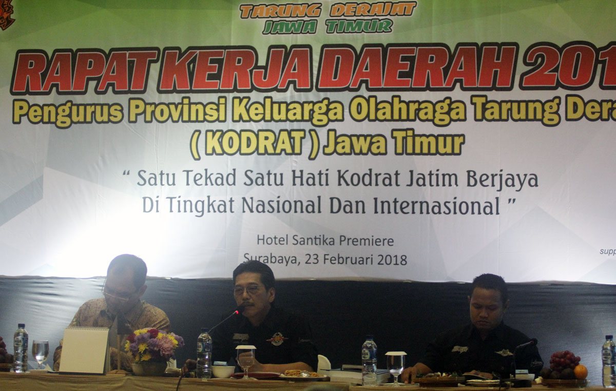 Ketua Umum Kodrat Jatim Bambang Haryo (kiri) dalam Rakerda di Surabaya, Jumat (23/2). foto:ngopibareng/tom 