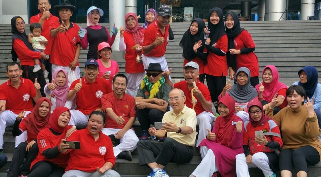 Robert Lay (berkaos kuning) bersama Dahlan iskan dan Grup Senam Dahlan di Depan Graha Pena Surabaya.
