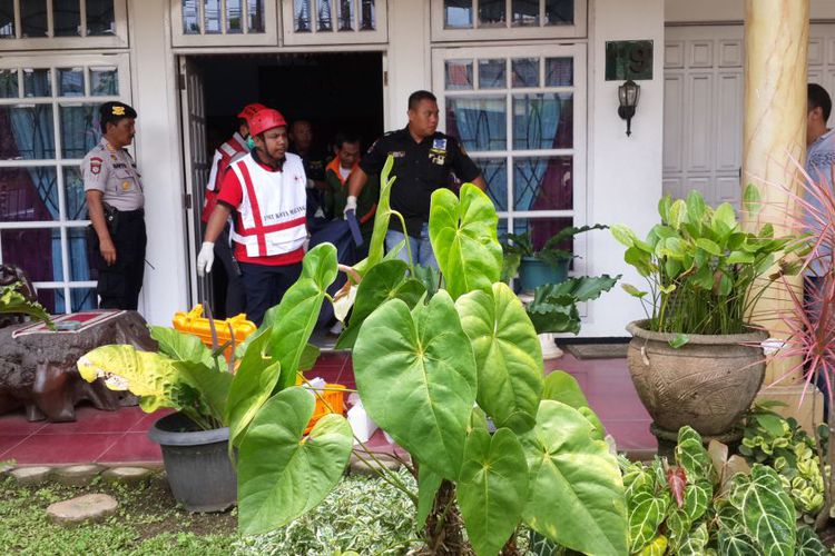 Sejumlah petugas saat mengevakuasi mayat Kombes Pol (Purn) Agus Samad (71) yang ditemukan tewas dengan kaki terikat tali rafia di rumahnya di Perum Bukit Dieng, Kota Malang, Sabtu, 24 Februari 2018. (Foto: KOMPAS.com / Andi Hartik)
