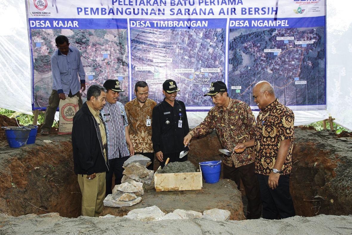 Bupati Rembang Abdul Hafidz (dua dari kanan) saat meletakkan batu pertama pembangunan fasilitas air bersih bantuan PT Semen Indonesia. (Foto: Rico)