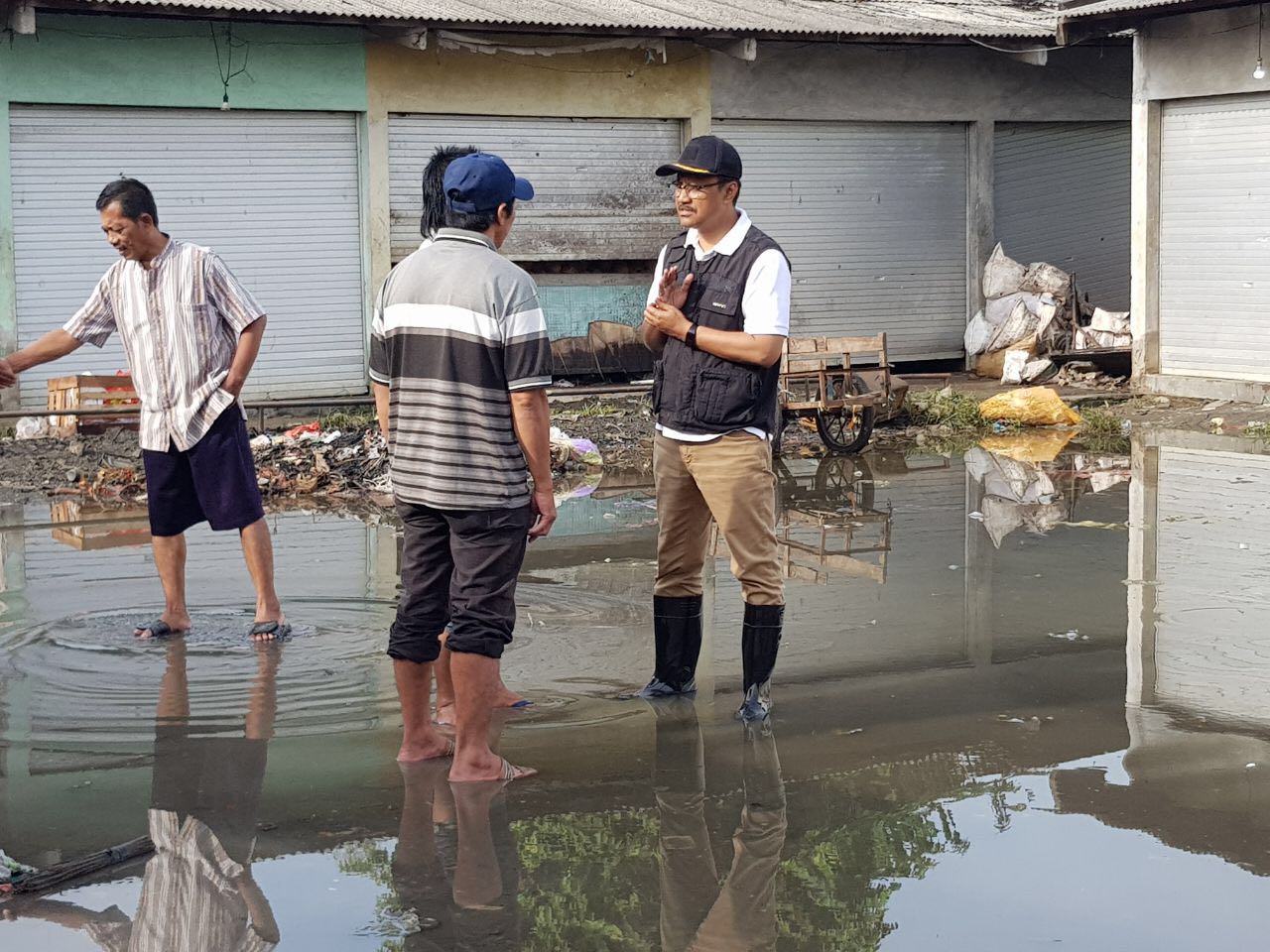  Gus Ipul di lokasi banjir Benjeng, Gresik, Minggu 25 Februari 2018. (Foto: Ist)