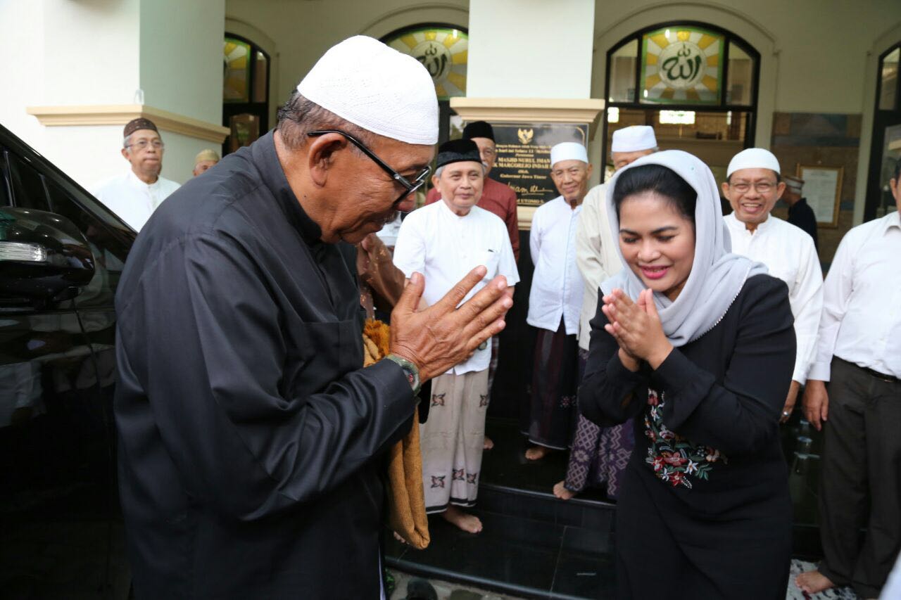 Calon Wakil Gubernur Jawa Timur Puti Guntur Soekarno menemui mantan gubernur Jawa Timur, Imam Utomo, di kawasan Margorejo Surabaya,  Minggu, 25 Februari 2018.