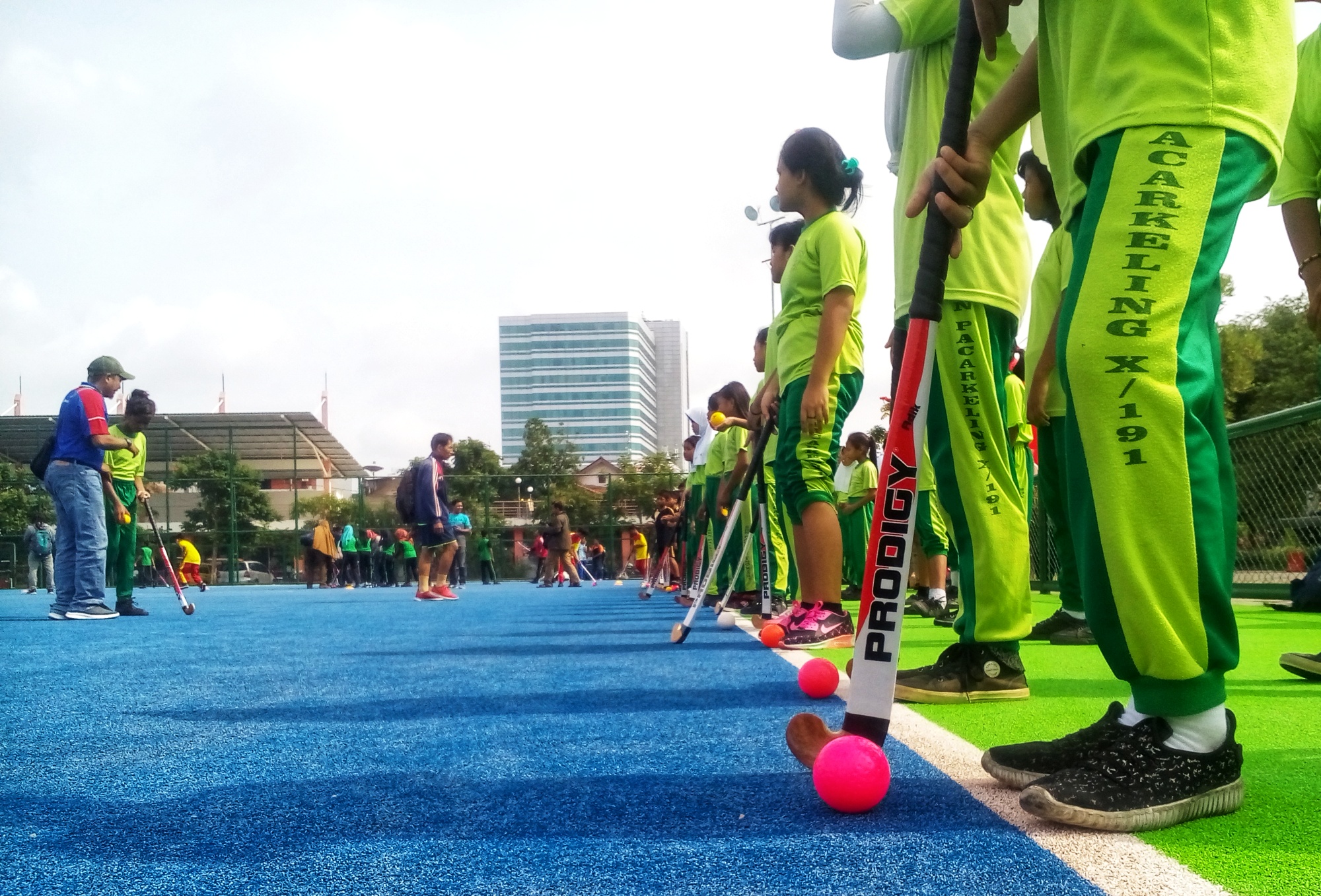 Siswa SD di Surabaya dan Sidoarjo ikuti latihan Hockey di lapangan Dharmawangsa. (foto: hrs/ngopibareng)