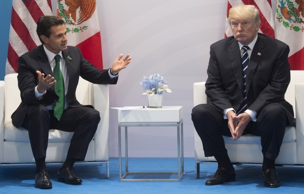 Presiden Meksiko (kiri) bersama dengan Presiden Amerika Serikat. 