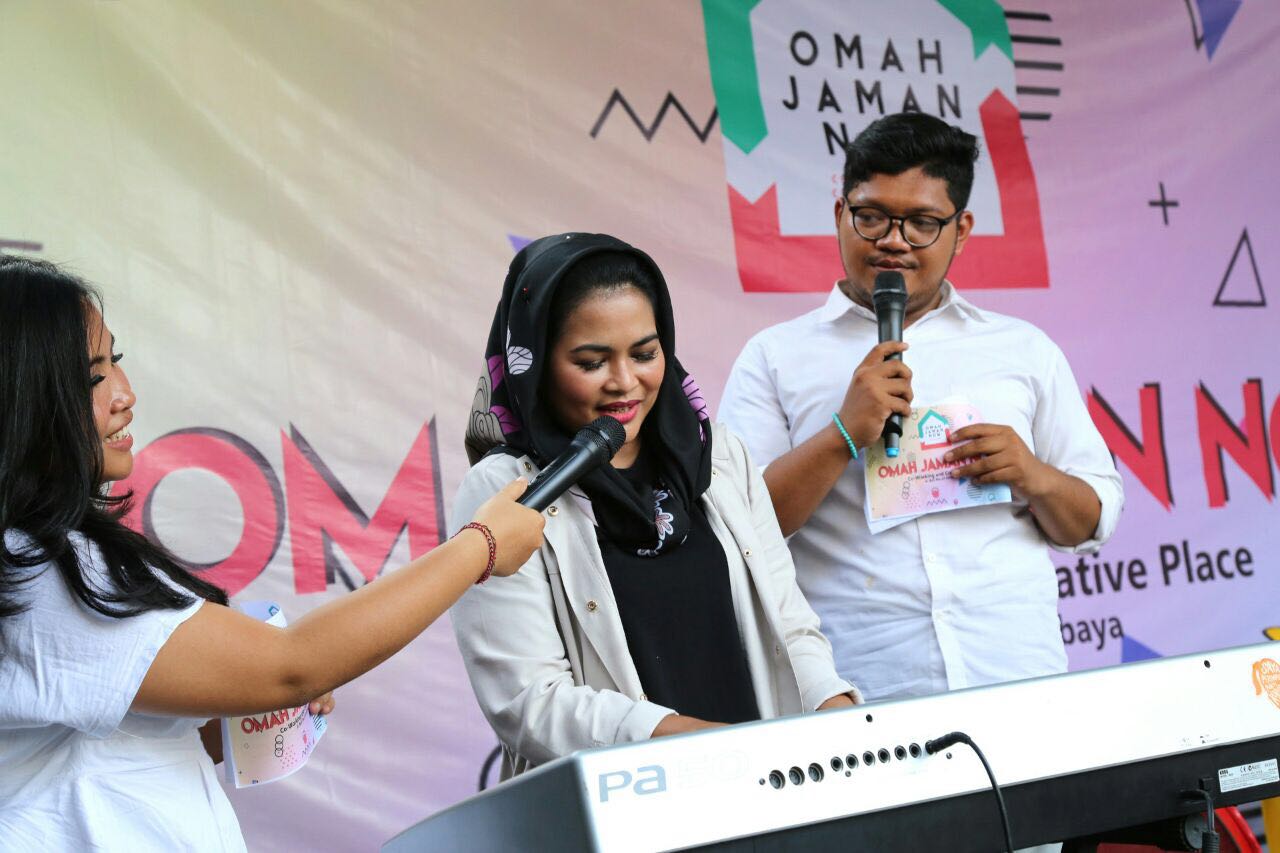 Puti Guntur memainkan tuts keyboard, di “Omah Jaman Now”, Surabaya, Minggu 25 Februari 2018, sore. (Foto: Ist)