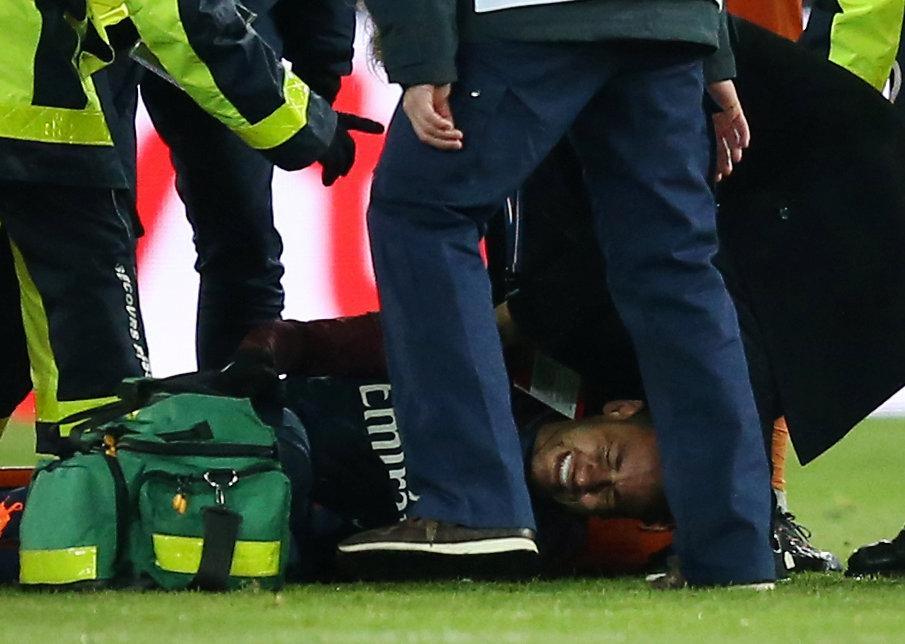 Pemain PSG, Neymar menangis saat mendapatkan perawatan dari tim medis, dini hari tadi. foto; thesun